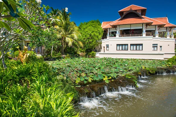 热带度假胜地美丽的绿色莲花池和豪华酒店建筑景观 — 图库照片