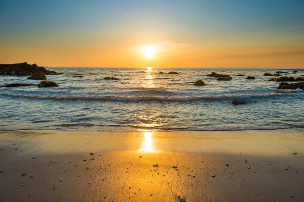 Piękny Kolorowy Zachód Słońca Krajobraz Piaszczystą Plażą Złote Słońce Kamienie — Zdjęcie stockowe
