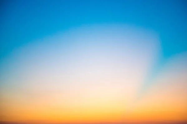 蓝色戏剧性的日落天空与金色的阳光 可用作自然背景 — 图库照片