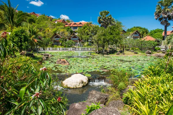 Vista Del Bellissimo Laghetto Loto Verde Gli Edifici Hotel Lusso — Foto Stock