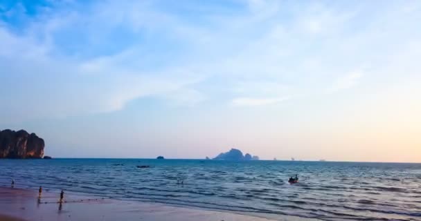 Timelapse Και Εκπνοή Κίνηση Του Όμορφου Ηλιοβασιλέματος Στην Παραλία Βάρκες — Αρχείο Βίντεο