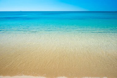 Mavi gökyüzü altında tropikal deniz ve kum plaj Güzel ufuk görünümü