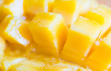 Küpler halinde dilimlenmiş olgun mango meyve yakın görünümü. Yumuşak odak, gıda arka plan olarak kullanılabilir