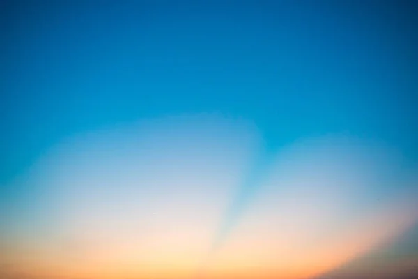 蓝色戏剧性的日落天空与金色的阳光 可用作自然背景 — 图库照片
