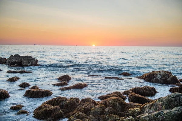 Prachtige Kleurrijke Zonsondergang Landschap Met Zandstrand Gouden Zon Stenen Aan — Stockfoto