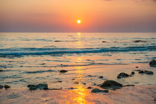 Hermoso Paisaje Colorido Atardecer Con Playa Arena Sol Dorado Piedras —  Fotos de Stock