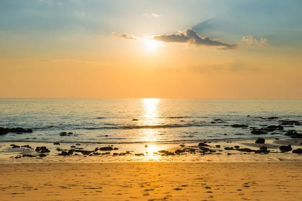 Schöne Bunte Sonnenuntergangslandschaft Mit Sandstrand Goldener Sonne Und Steinen Meeresufer — Stockfoto