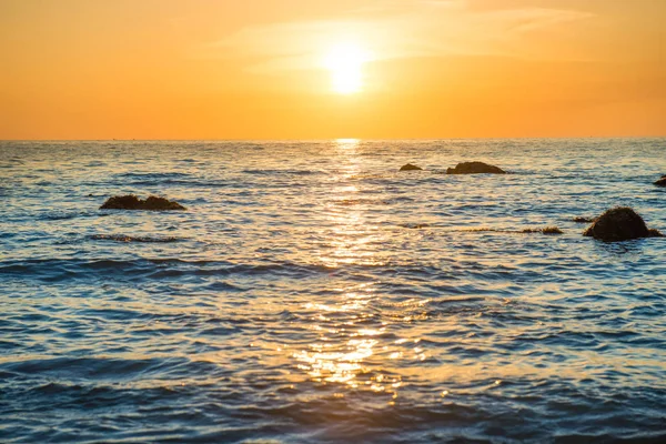 Bellissimo Paesaggio Colorato Tramonto Con Spiaggia Sabbia Sole Dorato Pietre — Foto Stock