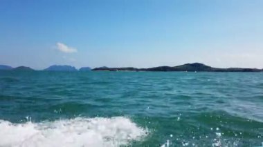 Deniz tekne ve Adaları boyunca beyaz köpük dalgalar ile arka plan üzerinde yelken.
