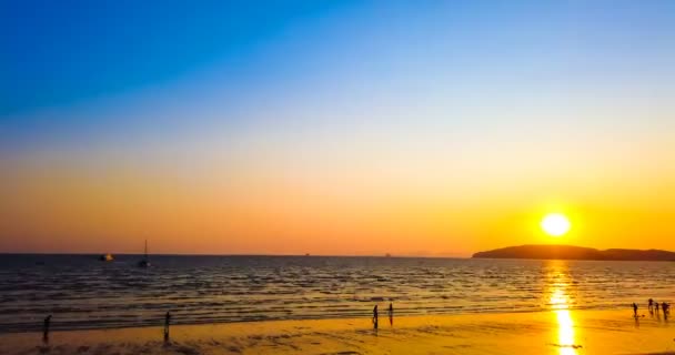 ボート カラフルな空とビーチで美しい夕日の4Kタイムラプスとモーションラプス アオナンビーチ クラビ — ストック動画