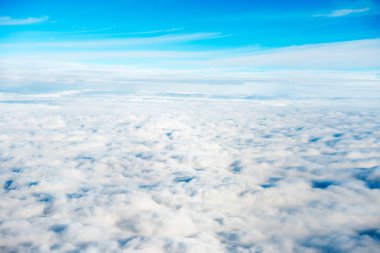 Mavi gökyüzü ile beyaz bulutlar