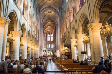 Katedralin iç Notre-Dame de Paris
