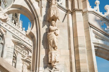 Milano'da Duomo'nun çatısında mermer heykel