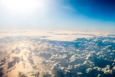 Mavi gökyüzü, beyaz bulutlar ve yapraklara güzel airview