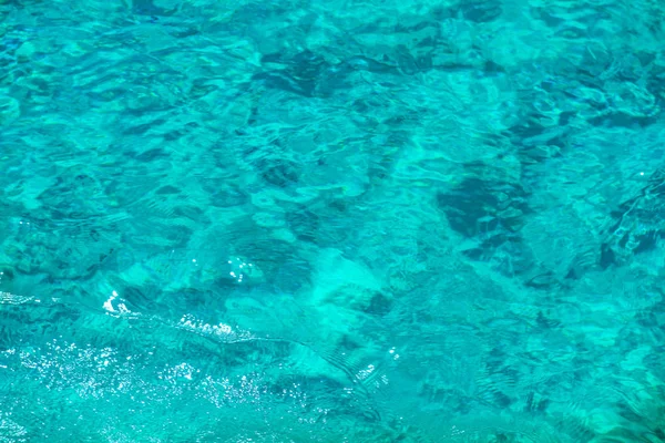 Texture of clear turquoise water surface — Stock Photo, Image