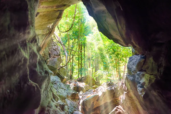 Vista desde el interior hasta la entrada de la cueva natural — Foto de Stock