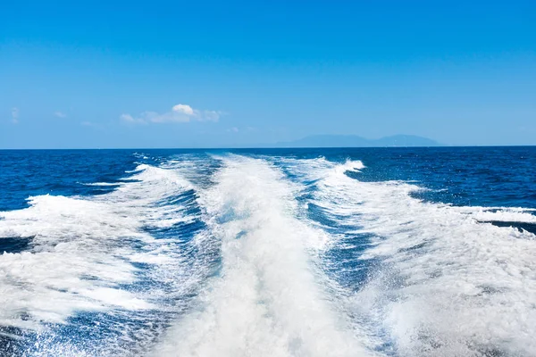 Estela del barco en la superficie del agua — Foto de Stock