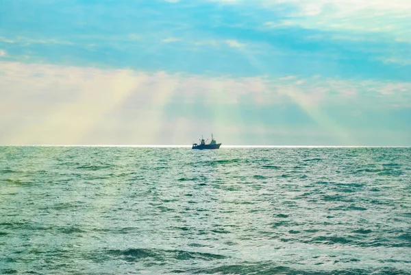 Navio contra o pôr do sol no mar . — Fotografia de Stock