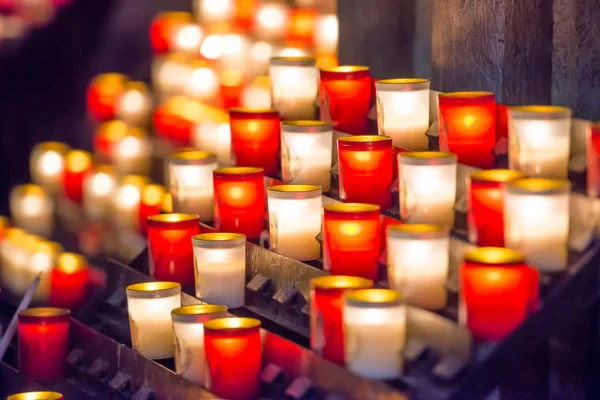 Velas ardientes en la iglesia católica — Foto de Stock