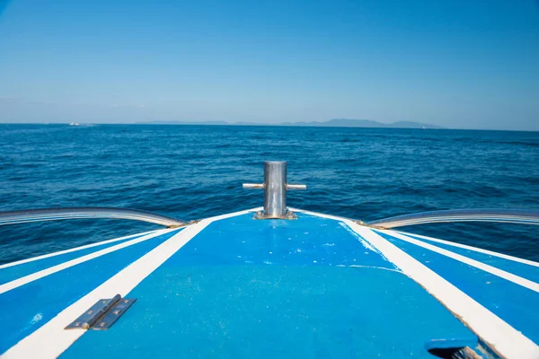 Vista sul mare blu dalla testa della barca — Foto Stock