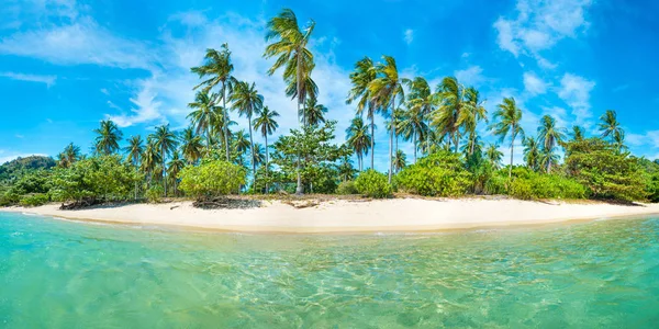 Panorama van het strand op tropisch eiland — Stockfoto