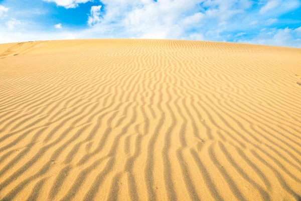 Sivatagi dűnék és kék ég tájképe — Stock Fotó