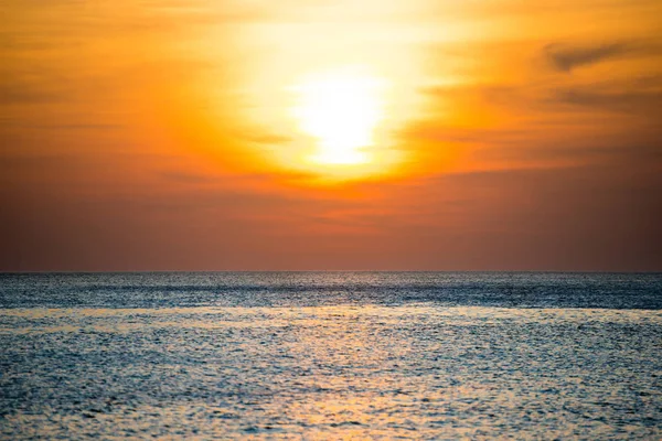 Krásný západ slunce nad modré moře — Stock fotografie