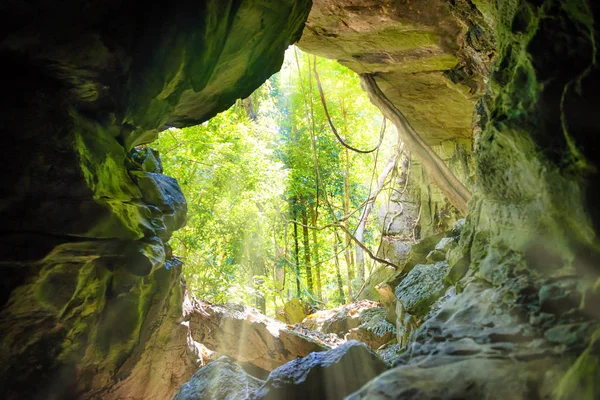 Vista desde el interior hasta la entrada de la cueva natural — Foto de Stock