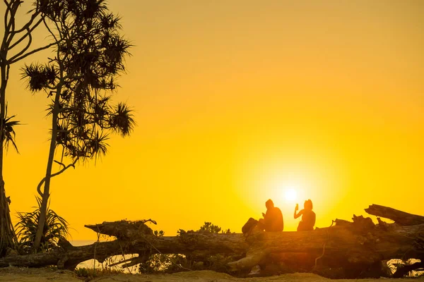 Couple romantique à la plage au coucher du soleil — Photo