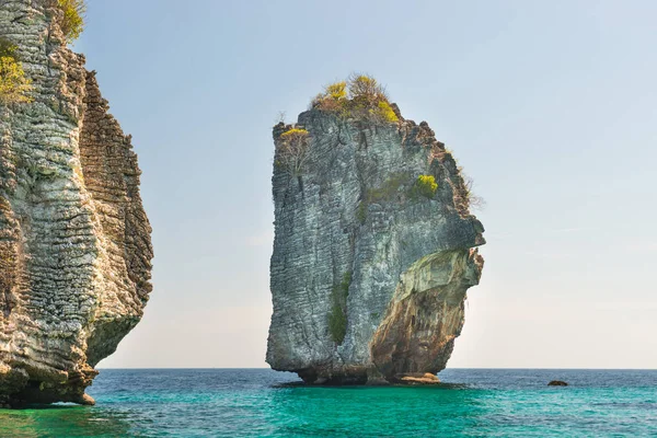 青い海のロッキー熱帯の島 — ストック写真