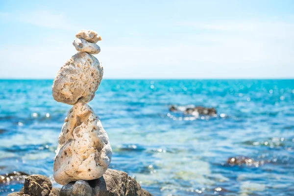 Zen stone balance at sea background — 图库照片