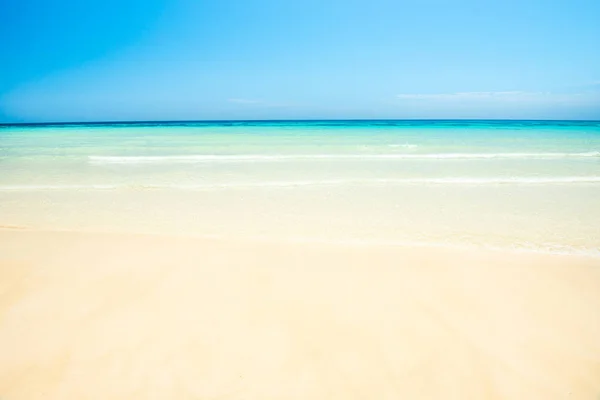 Biały piasek plaża i czyste morze woda pod błękitnym niebem — Zdjęcie stockowe