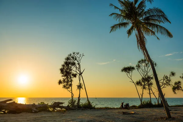 Landscape at sunset from tropical beach — Stock Photo, Image