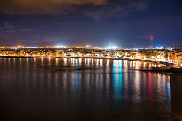 Nachtansicht der beleuchteten Küstenstadt — Stockfoto