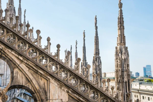 Αρχιτεκτονική στην οροφή του καθεδρικού ναού Duomo — Φωτογραφία Αρχείου