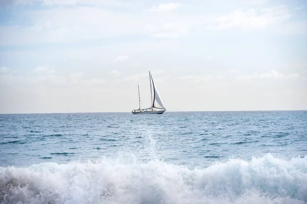 Mantello marino con barca a vela bianca — Foto Stock