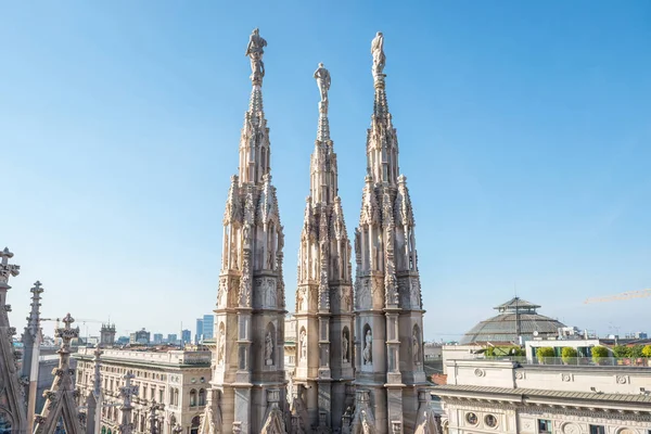 Statue in marmo - architettura sul tetto Duomo — Foto Stock