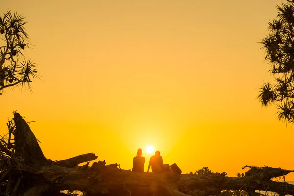 Couple romantique à la plage au coucher du soleil — Photo