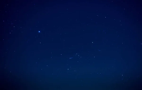 Cielo oscuro nocturno con estrellas brillantes —  Fotos de Stock