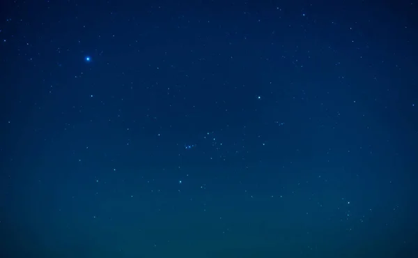 Ciel sombre nocturne avec étoiles brillantes — Photo