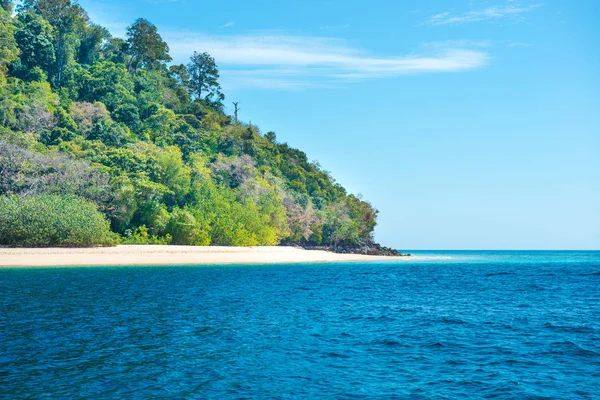 Mavi deniz ve tropikal ada güzel manzara — Stok fotoğraf