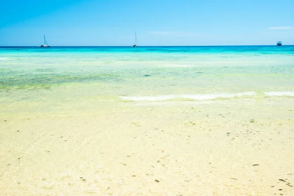 White sand beach and clear sea water under blue sky — Stock Photo, Image