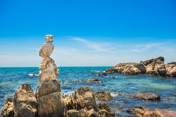 Zen taşları deniz zemininde dengelenir — Stok fotoğraf