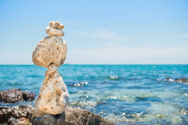 Zen stone balance at sea background — 图库照片