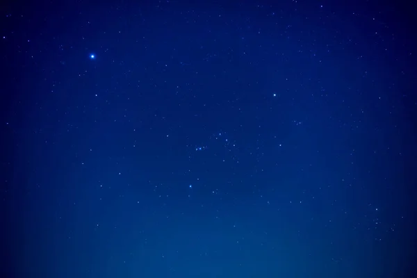 Cielo oscuro nocturno con estrellas brillantes —  Fotos de Stock