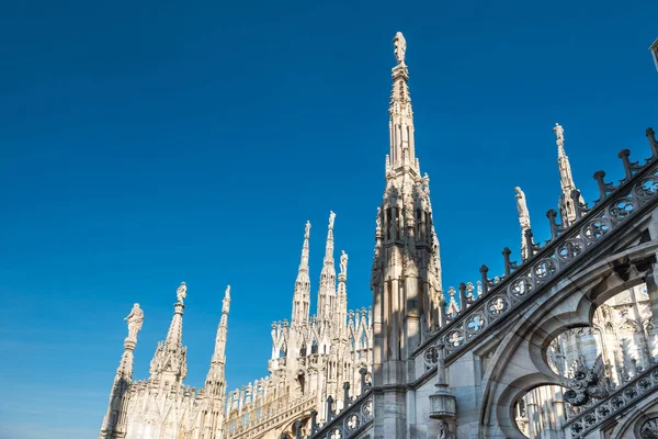 Mramorové sochy-architektura na střeše katedrály Duomo — Stock fotografie