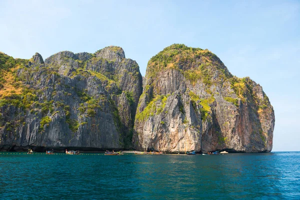 熱帯山島付近の海湾 — ストック写真