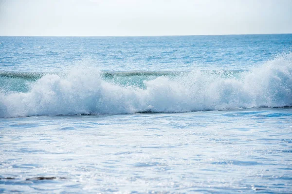 Морской пейзаж с волной на переднем плане — стоковое фото