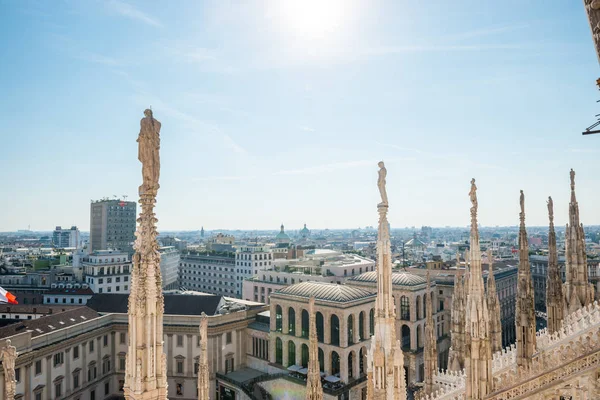 Statua bianca sulla cima del Duomo — Foto Stock