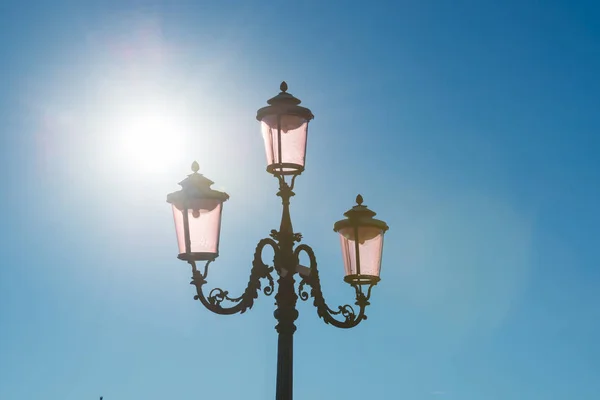 Rosa lykta i Venedig — Stockfoto